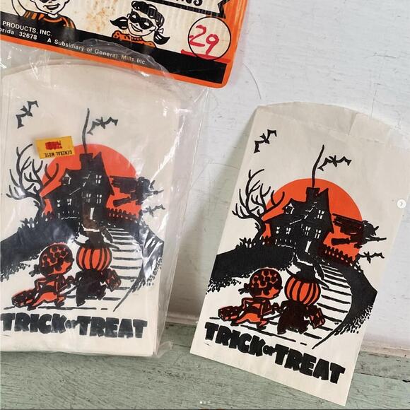 Vintage Halloween Trick or Treat Paper Bags House Moon Witch Bats 30 NOS Open - Picture 1 of 3